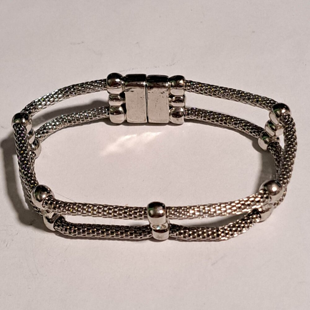 Silver color mesh bracelet with diamond like stones magnetic
